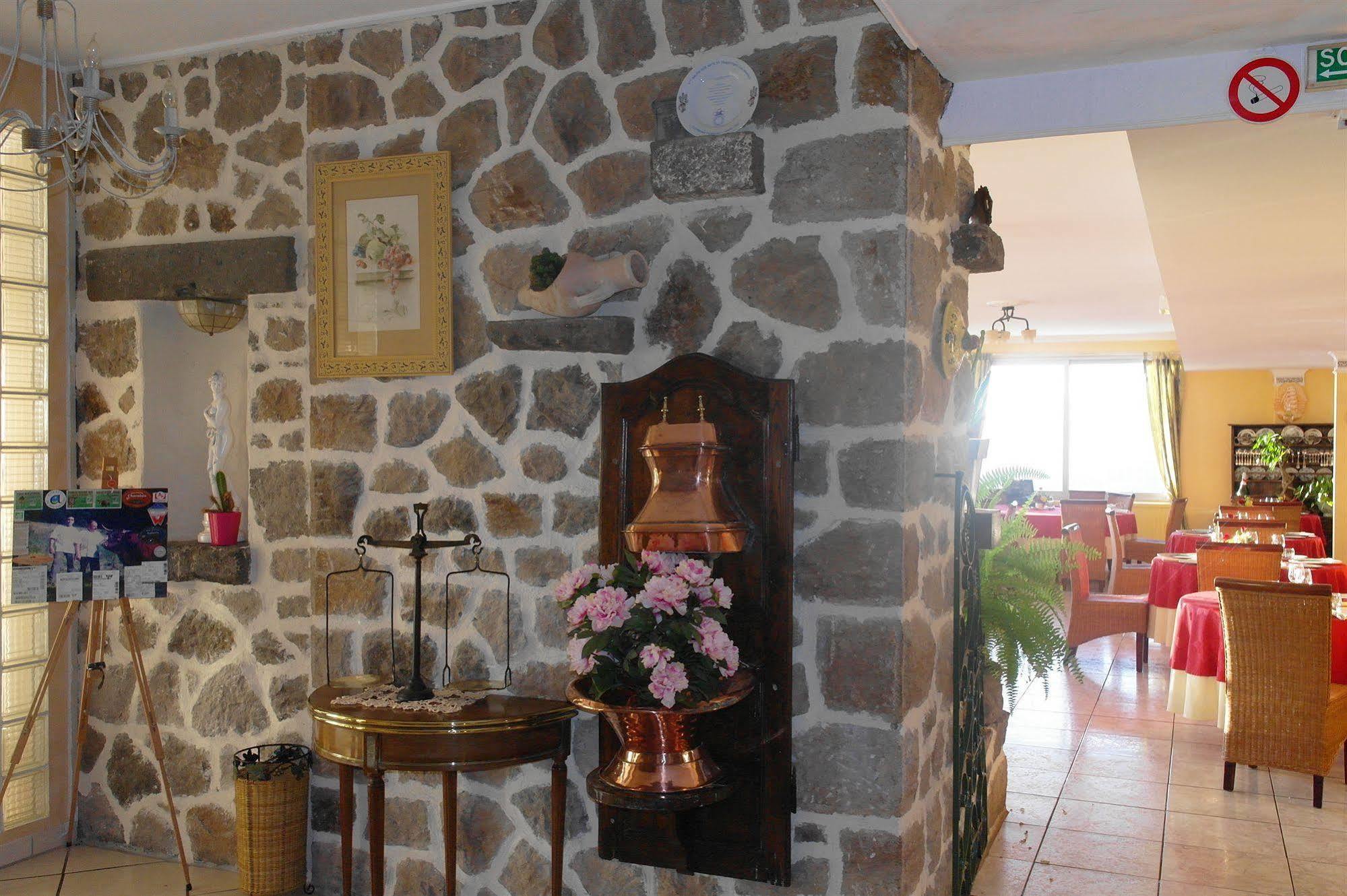 Hostellerie Saint Clement Вик-сюр-Сер Экстерьер фото